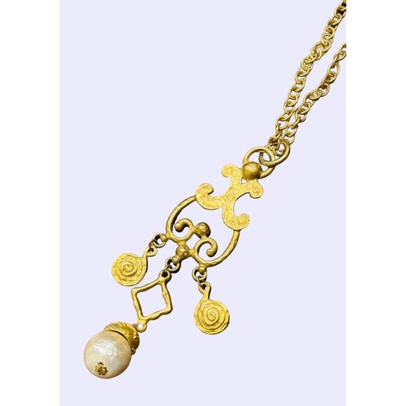 Vintage Designer Style 1980s Hammered Matte Gold Tone Scroll Pendant Necklace - Picture 2 of 9